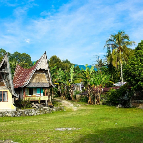 https://cdn.pixabay.com/photo/2018/11/08/03/47/lake-toba-3801729_960_720.jpg