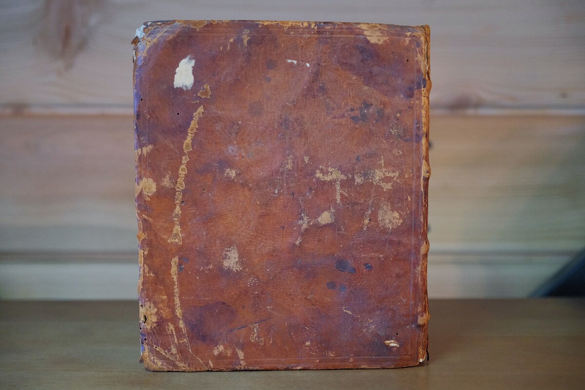 Подшивка газет до реставрации.