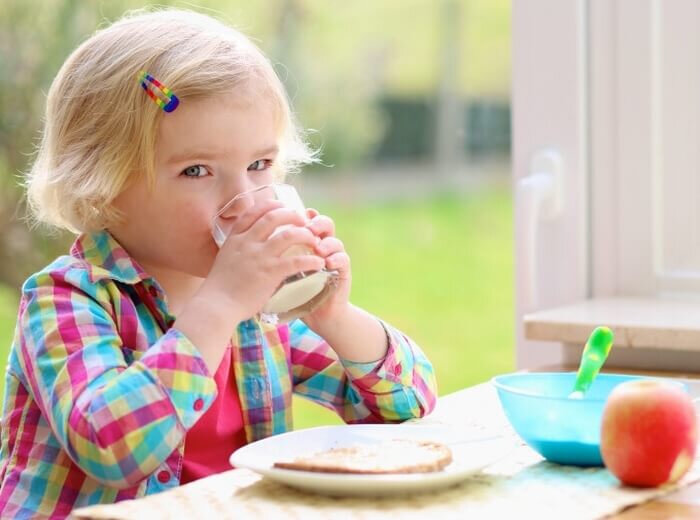 Питание ребёнка с аллергией к белкам коровьего молока после года