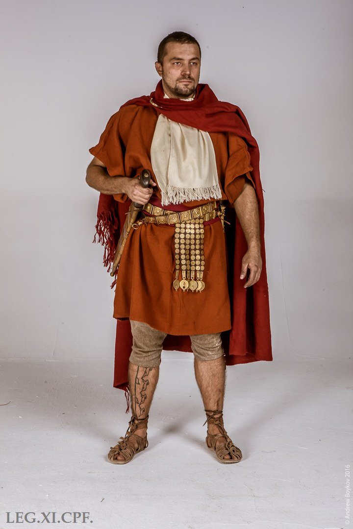 Первый предмет одежды для холодной погоды,хорошо известный и поныне - теплая накидка (paenula). Применялся он и римлянами, как самая очевидная и доступная для ненастья одежда. Два вида плащей получили распространение среди военных - "пенула" и "сагум". Делались они обычно из шерсти или кожи.