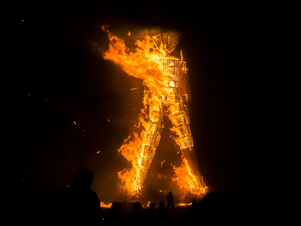 Фото взято из открытых источников. Сжигание Burning man'a в 2013 году