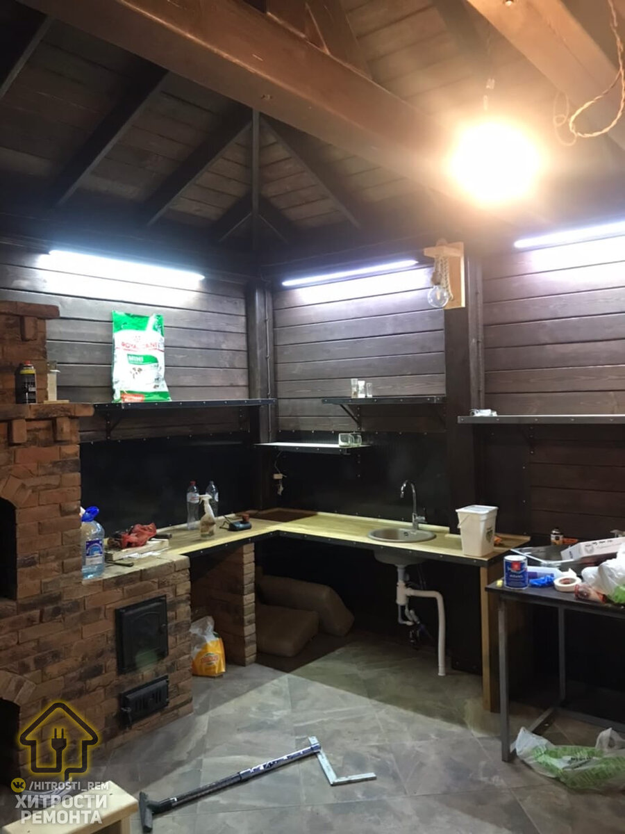 Двое друзей за несколько месяцев построили шикарную летнюю кухню с нуля. Фото До/После.