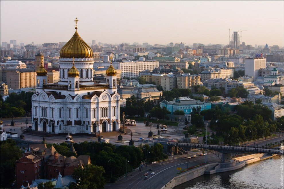 Площадь у храма Христа Спасителя