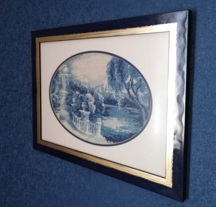 Вышивка в интерьере синей спальни, фрагмент. Фото предоставлено читательницей канала