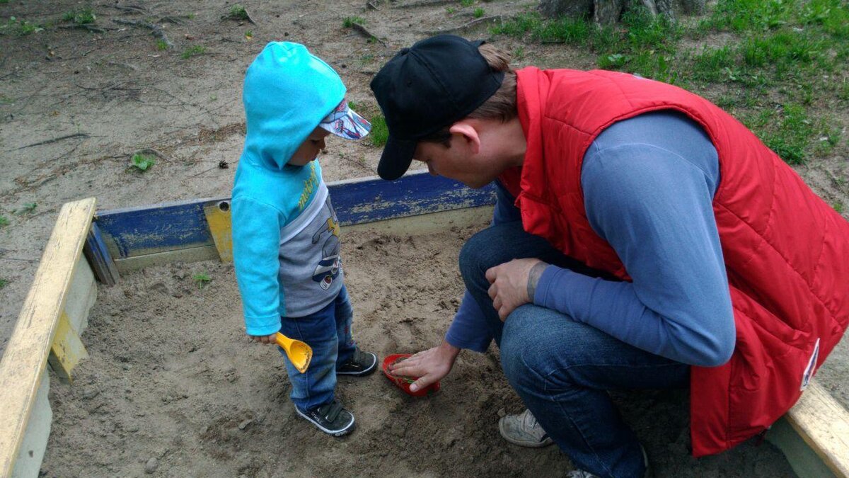 Сейчас я просто наслаждаюсь каждым днем со своим сыном. Например, как они с папой играют