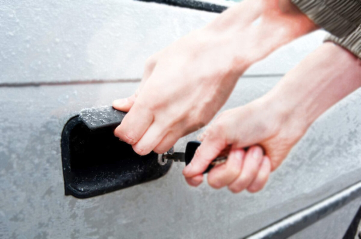 Замок после мойки зимой. Замерзший замок автомобиля. Замерзла дверь в машине как закрыть. Замерзла дверь в машине как закрыть. Замерзают двери приора.