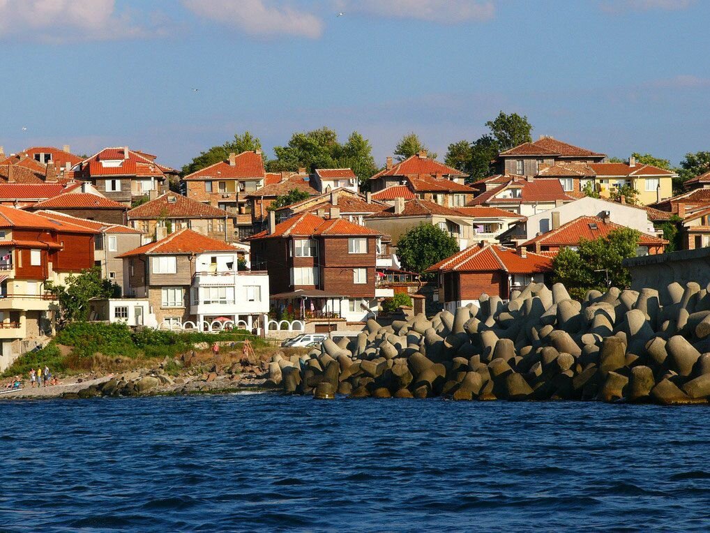 Созопль. Отличное, очень старое местечко, прямо на берегу моря.