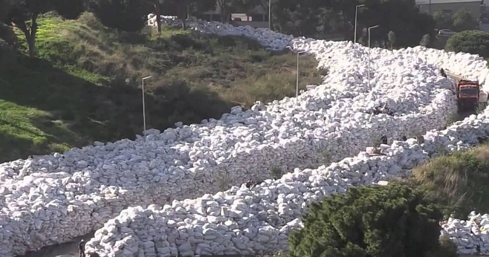 Фото реки из мусора в Ливане облетели весь мир: 5 миллионов тонн отходов готовили к перевалке в Россию (помешала…