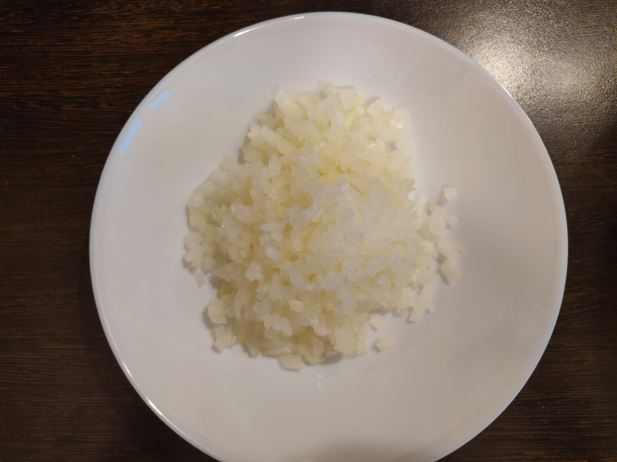 Очень мелко порежьте лук. 