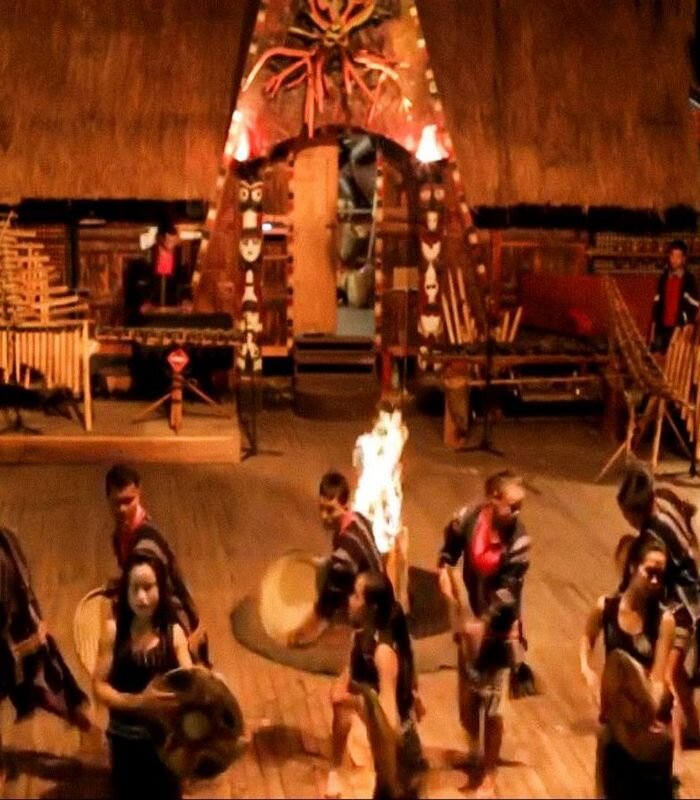 Экспрессивные горцы в танце