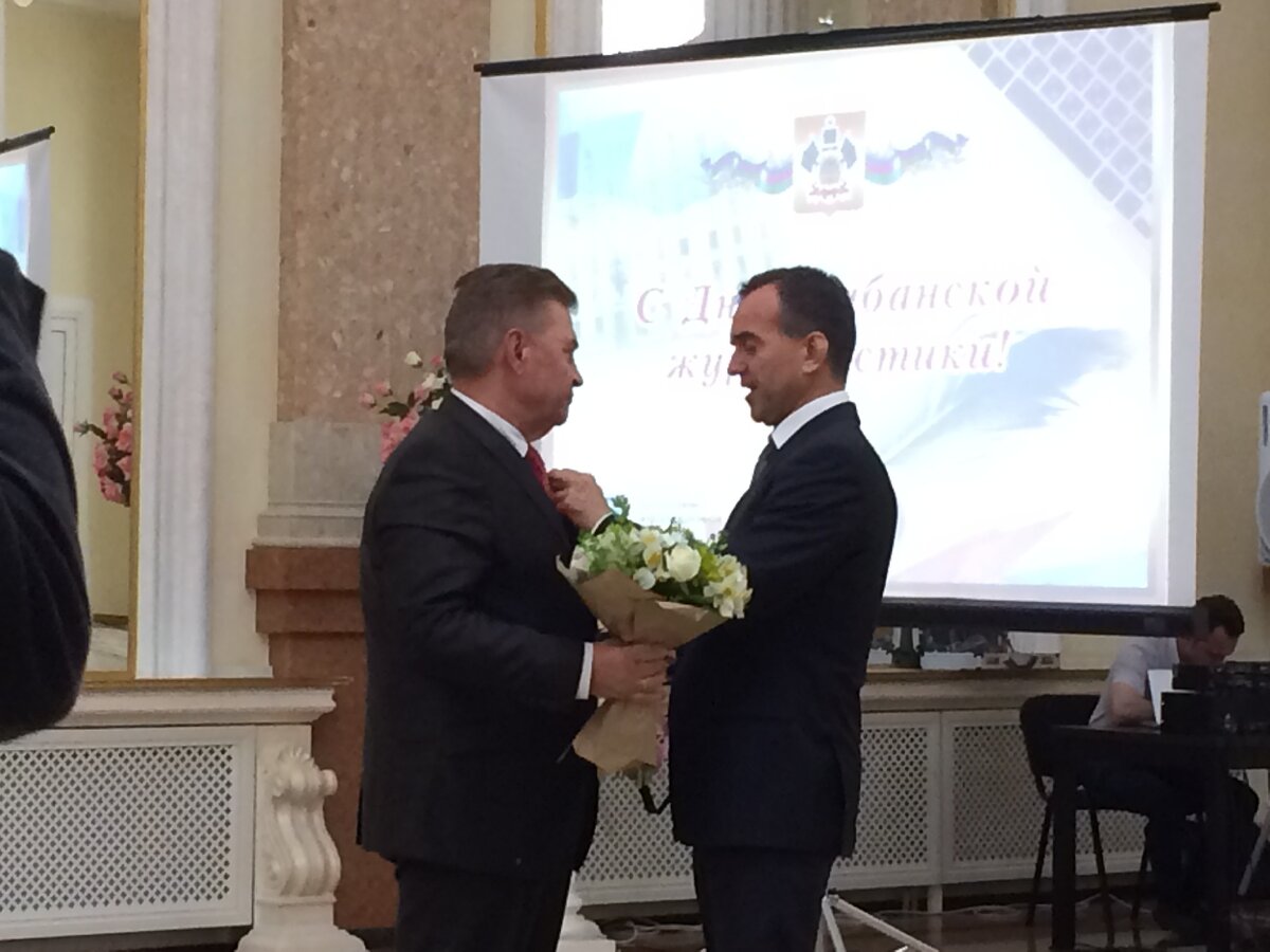 Губернатор Кубани Вениамин Кондратьев вручает Виктору Ламейкину орден "Герой труда Кубани" . 