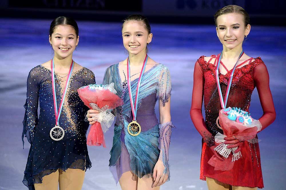 Лучшие юниорки мира – Камила Валиева (в центре), Алиса Лю (слева) и Дарья Усачева. Фото: Raniero Corbelletti/AFLO/Global Look Press