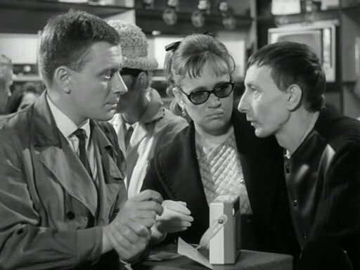 Андрей Миронов, Галина Волчек и Алексей Коренев (справа) в фильме «Берегись автомобиля», 