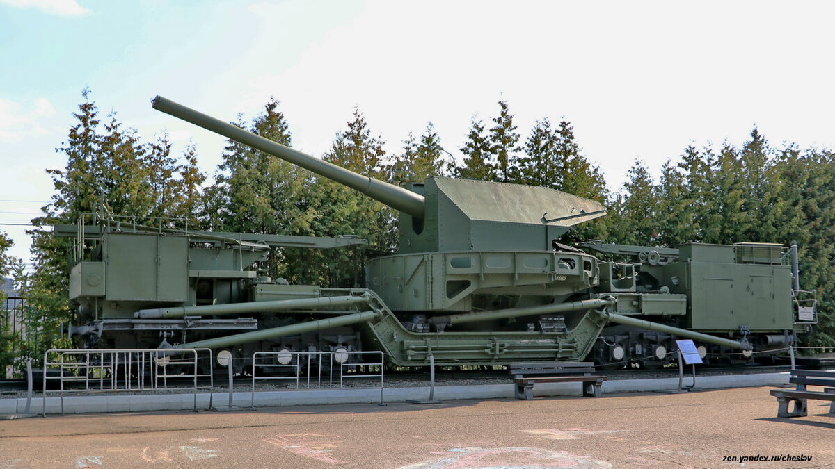 ТМ-1-180 (из состава 12-й батареи) на Поклонной горе в Москве.