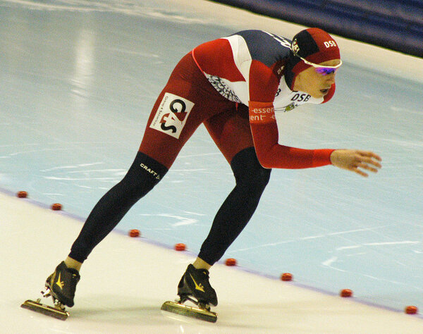 Бронзовый призёр Олимпиады 2006 года Екатерина Лобышева, видна особенность современных коньков для конькобежного спорта («клапов») — свободная задняя часть конька.