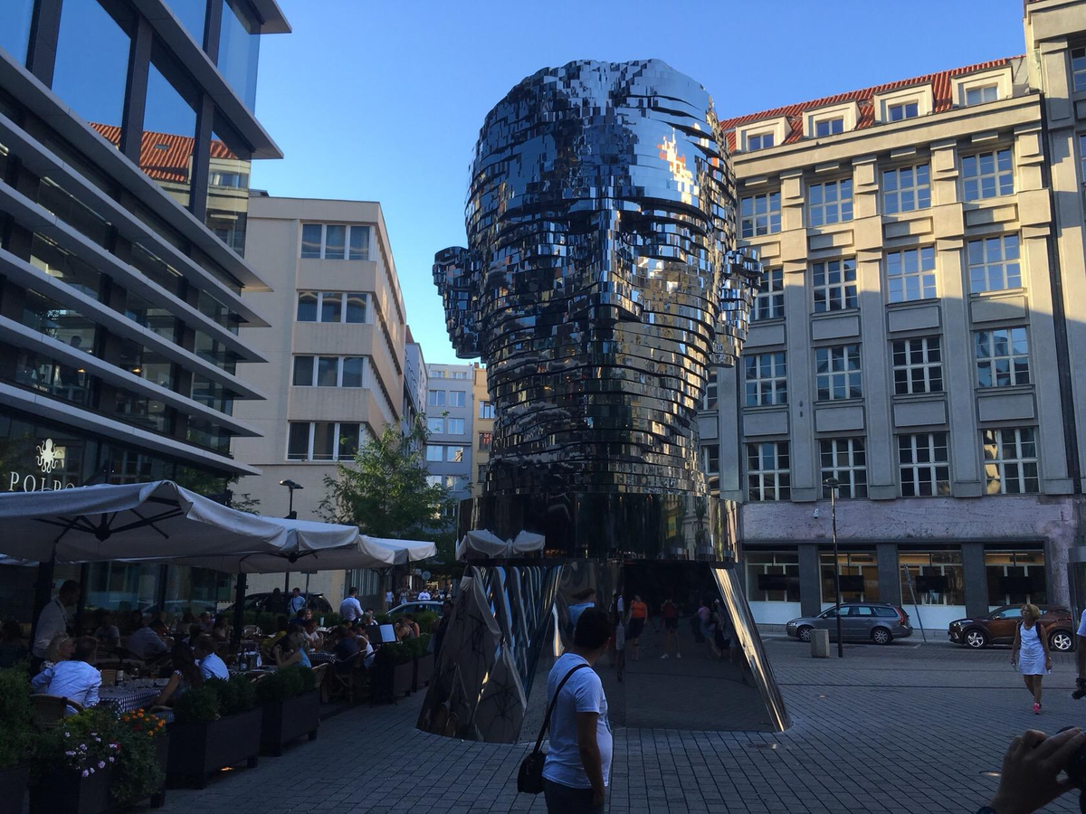 Das kreiselnde Franz Kafka- Monument in Prag. Вращающийся памятник Францу Кафке в Праге.   