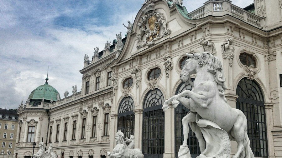 Городские пейзажи в стиле барокко и императорские дворцы, а также обилие художественных музеев и кофе делает Вену одним из самых популярных мест среди туристов всего мира. Здесь есть на что посмотреть!