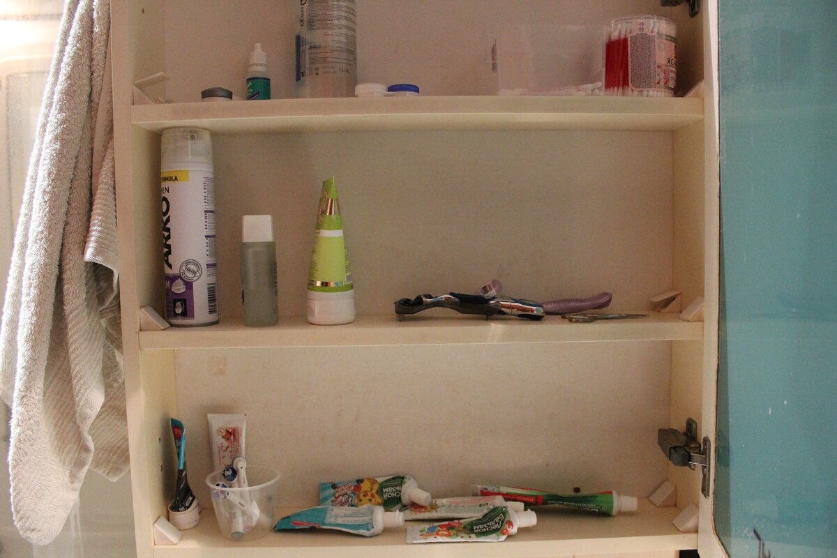 Фото автора | Шкафчик с зеркальной дверцей над раковиной