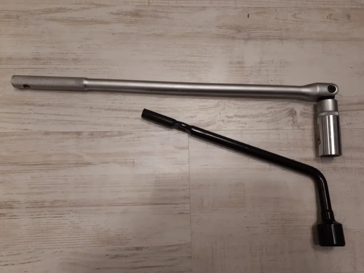 Пользоваться головкой на воротке гораздо удобнее, чем штатным ключом-баллонником