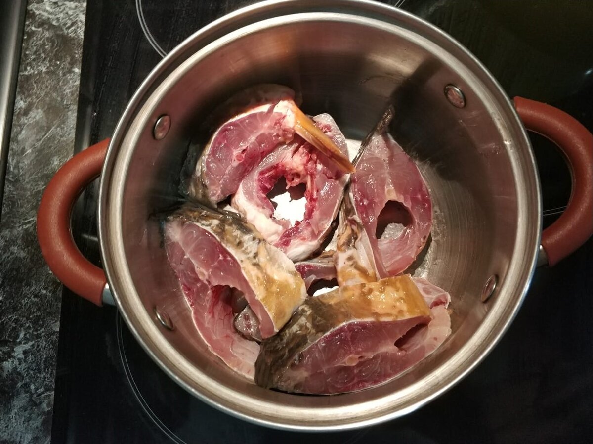 Стейки выкладываем в кастрюлю и заливаем соленым раствором (В 1 л. теплой воды растворяем 200 гр. соли). Оставляем рыбку просолиться на 6 часов в прохладном месте.  