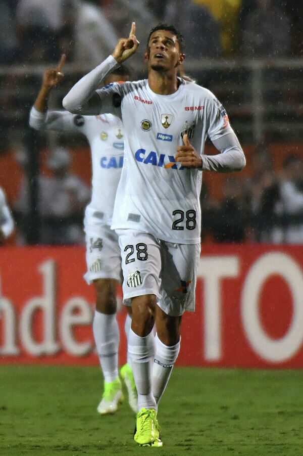 В этом сезоне 25 летний Лукас провел за Сантос 33 матча забил два гола и сделал одну голевую передачу, получил восемь желтых карточки и две красных.