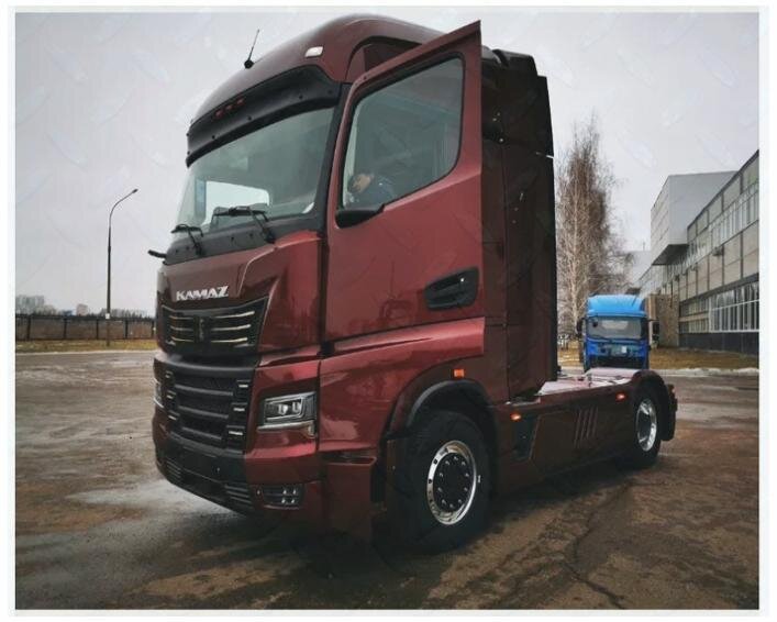 Президент РФ В.В.Путин приехал в Набережные Челны на мероприятия в честь 50-летия со дня основания предприятия и осмотрел новый автомобиль. «КамАЗ-2020» представили на профильной выставке еще в 2017 году в виде кабины, сейчас президенту показали грузовой автомобиль целиком. Магистральный тягач получил цифровой индекс 54907 и собственное имя «Континент» (Continent).