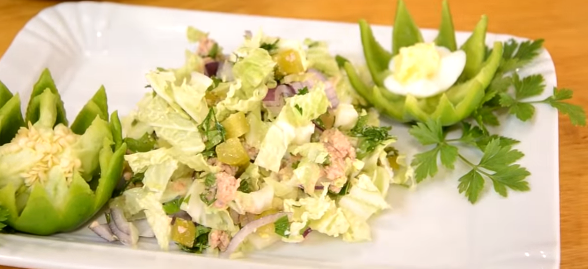 салат восторг. салат с треской и яйцом. салат из печени трески с яйцом и пекинской капустой. салат с пекинской капустой и печенью трески. салат с треской и пекинской капустой.