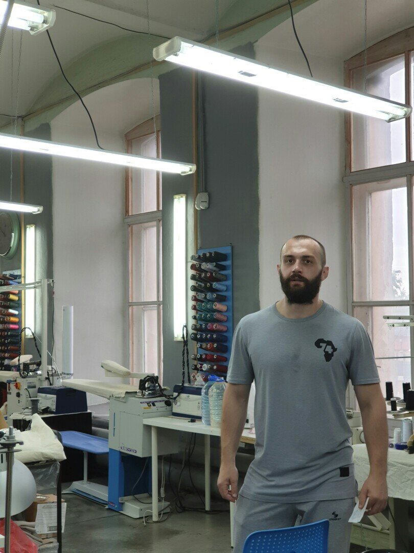 А вот тут я хочу единорожика и что бы он как бы из розы вылезал и вместо лица у него была морда моей кошки...

Разработка принтов дело интересное, неблагодарное и весьма недешевое.

Для начала подумай чего бы тебе хотелось? Вышивку, принт, принт какой ( ощутимый, не ощутимый, сколько цветов, куда лепить и т д ), тиснение, прямую печать, плёнку, плёнку с печатью и пр. 

Как это понять? Ну пока, лучший способ найти то что тебе нравится и если сходу непонятно чего это за нанесение, то спроси у производственников. Помогут. Ну должны, по крайней мере. 

Тут есть особенность. Некоторые способы нанесения на некоторые ткани либо совсем нельзя, либо можно, но с ограничениями. Или с ещё какой то хренью. В общем то тема ооооочень большая, буду её позже освещать. Сейчас закопаемся иначе.

Так вот. Мы понимаем примерно че мы хотим, как и где это делать. Дальше надо получить технические требования и Прайс от подрядчика 

Зачем? 

Тех требования, что бы отдать дизайнеру и он сделал как надо, а не как ему хочется. 

Прайс? Что бы ты понимал возможности кошелька. Котёнок, выполненный печатью в один цвет стоит много дешевле полноцветной бабочки на пояснице Аллы из соседнего подъезда. так что это потребуется что бы рассчитать себестоимость. 

Сейчас я очень очень понятно по стараюсь написать что и как можно делать. Пока только по вышивке и печати шелкографией, окей? 

Как ты помнишь мы говорили о том, что лучший старт это трикотаж типа худи или футболок? 

Так вооот. У печати шелкогоафией есть ряд нюансов 
На кулирной глади ( из неё шьют Футболки ) можно наносить принты с большим количеством цветов. Конечно от качества ткани сильно зависит, но все же. А вот с вышивкой на кулирке проблемы - ткань мягкая, её ведёт, может переносить весь рисунок. Плотный застил может вообще дырок наделать. 

По футеру ( для худи или свитшотов ) 
С ним труднее. Ткань даёт довольно сильную усадку ( особенно начес ) так что про многоцветные принты можно забыть. Есть хитрость, но о ней позже. 

С вышивкой тоже не все так гладко. Т к основа довольно сильно тянется, то многие вещи на футера вышить  не получится. Итогово, все конечно зависит от квалификации человека, который строит прогу для вышивки, но всегда консультируйся и делай образцы, что бы на партии не получить жестокое разочарование.