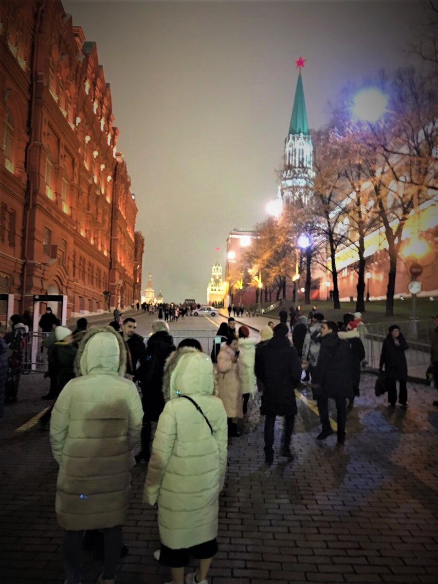 Китайцы любуются башнями Кремля и видом, открывающимся на  Красную площадь