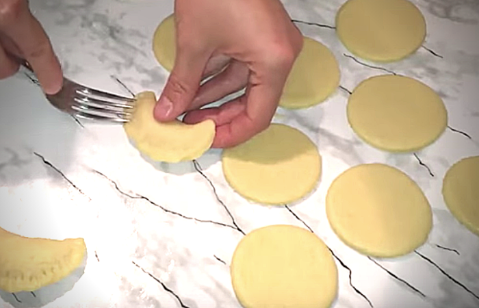 готовим песочное печенье с яблоками