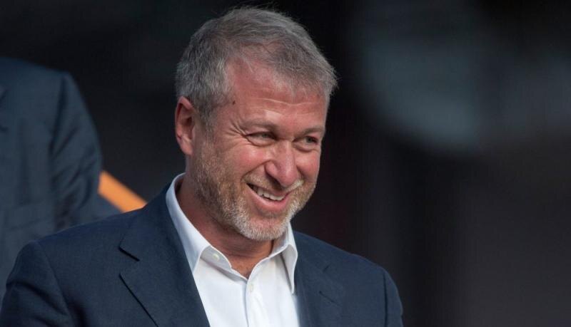 Роман Абрамович.Миллиардер Роман Абрамович, чье состояние на 2019 год оценивается в 12,4 млрд долларов, начинал трудовую карьеру с должности механика. В конце 80-х приобрел кооператив и развивал бизнес. Не все его проекты были успешными. В 1996-м он вошел состав совета директоров компании «Ноябрьскнефтегаз». Через 4 года его капитал достиг 1,4 млрд долларов. 
В достижении целей все средства хороши, поэтому Роман Аркадьевич создал вместе с партнером Борисом Березовским подставные фирмы, чтобы приобрести акции «Сибнефти». Абрамович — председатель Думы Чукотского автономного округа, ранее был губернатором. Он владеет футбольным клубом «Челси».

У бизнесмена особняки в разных уголках мира: Западный Сассекс, Кенсингтон, Франция, Белгравия, Сан-Тропе, Россия. В авиапарке 2 самолета и 2 вертолета. В 2019 году его состояние выросло на 1,7 млрд долларов по версии журнала «Форбс», и он вошел в список самых богатых людей в России.