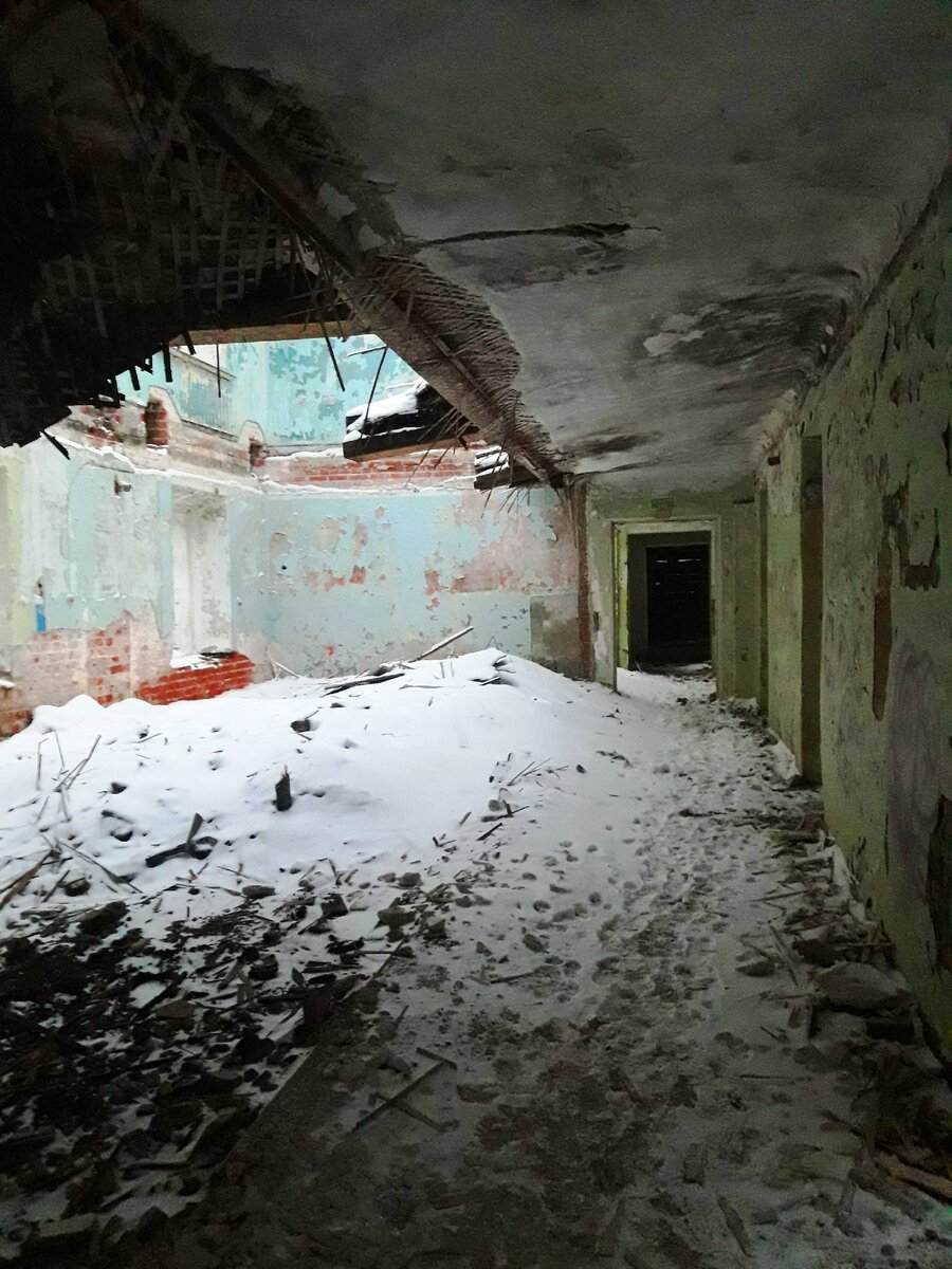 Зашли внутрь одного старинного здания больницы России и поняли, что здесь гораздо хуже, чем в заброшенных корпусах…