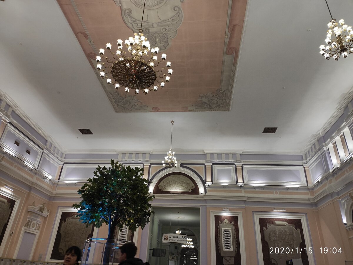 Эти отвратительные сочетания цветов, персиковый и бледно-фиолетовый, коричневый и серый, это праздник безумия. Они плюют на всякий художественный подход, уничтожая в нас с вами всякое доброе начало. 