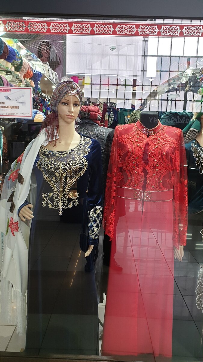 Как в Казахстане женщин делают не красивыми. Какую безвкусицу предлагают модельеры с витрин ТЦ в Нур-Султане