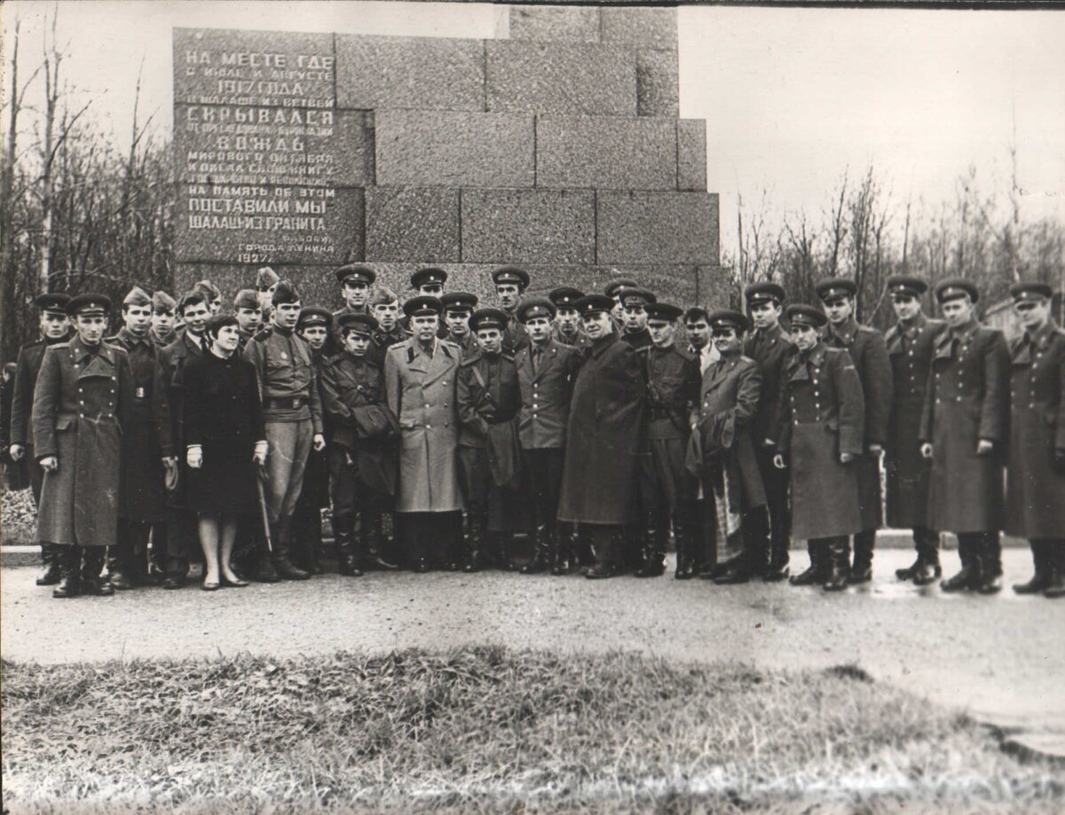 1968-й. СССР. Ленинградская область. Разлив. Здесь скрывался В. И. Ленин. На фото - неизвестная группа офицеров Советской Армии вместе с маршалом Г. К. Жуковым