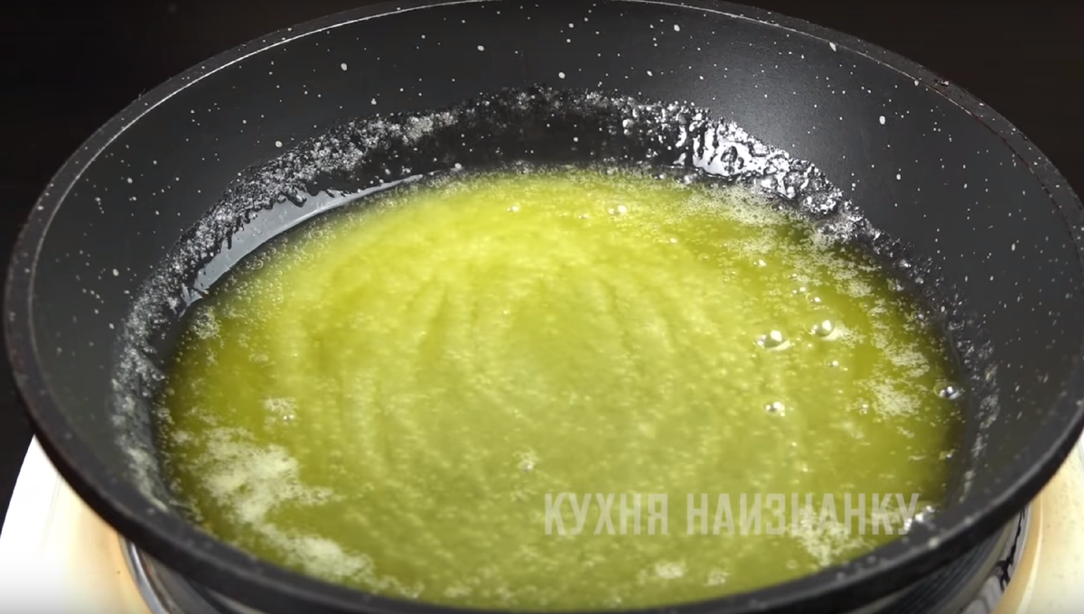 Сливочное масло в сковороде