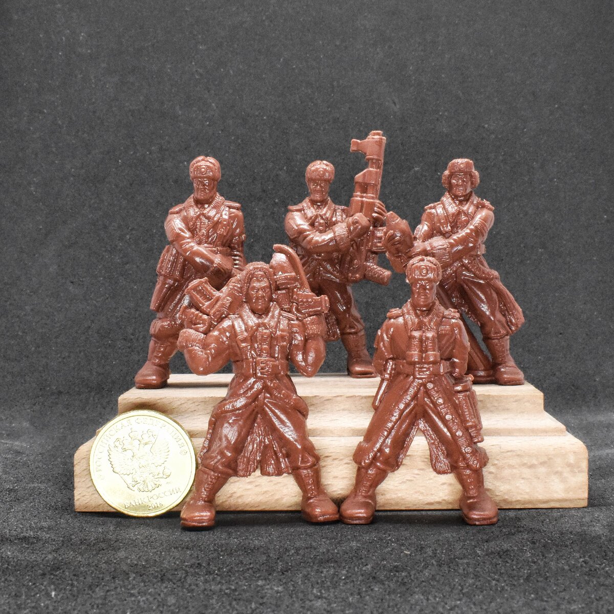 В наборе 5 безумно харизматичных фигурок на фоне 10 рублей.