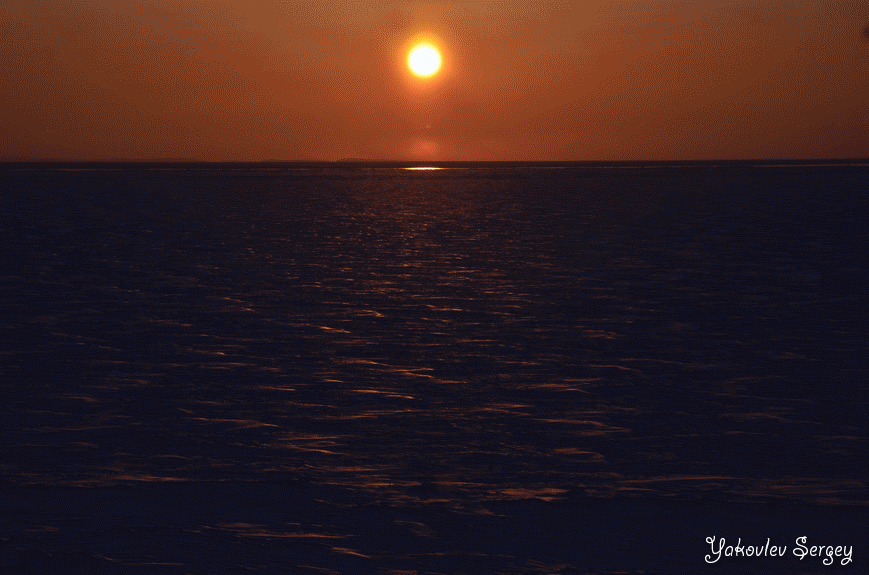  Зимой солнце на Соловках падает в море прямо за Песьей Лудой. И из поселка не виден  самый последний момент, когда море ест солнце, видно лишь зарево над  лудой.-4