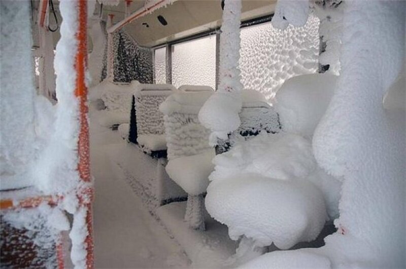 Ну, не настолько круто, конечно... Но иней внутри автобуса присутствовал в изобилии. Фото: m.123ru.net