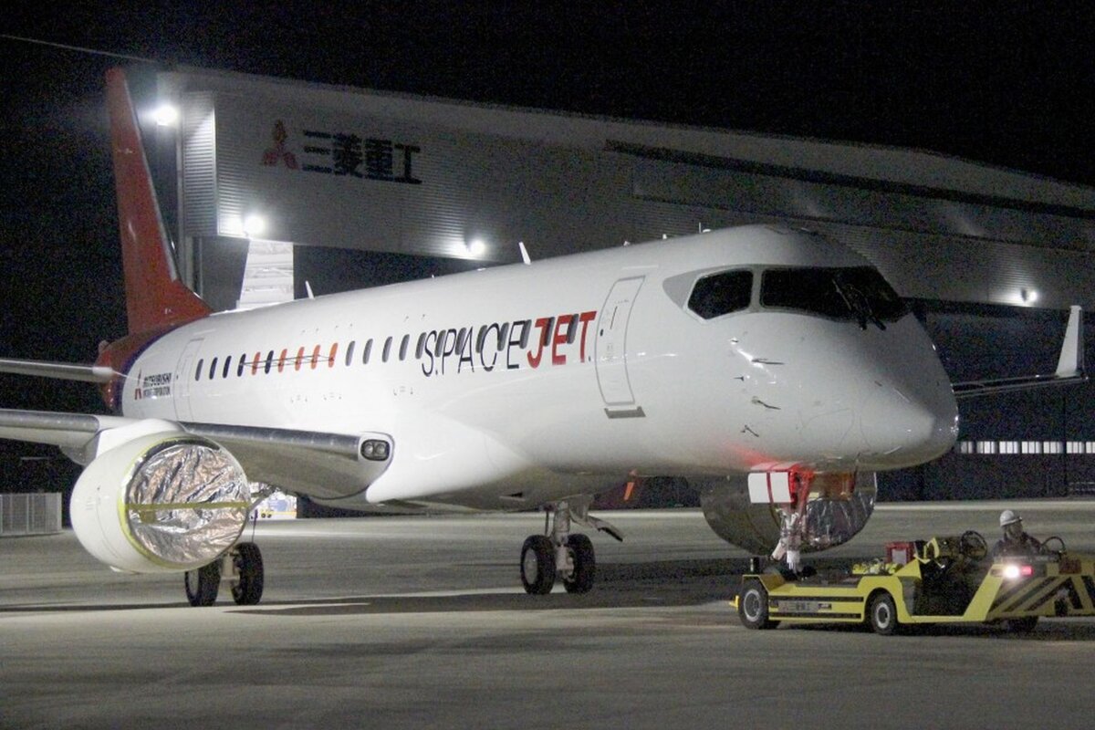 SpaceJet M100 на заводском аэродроме: производитель сделал ставку на модернизированную укороченную версию, однако и с ней возникли проблемы