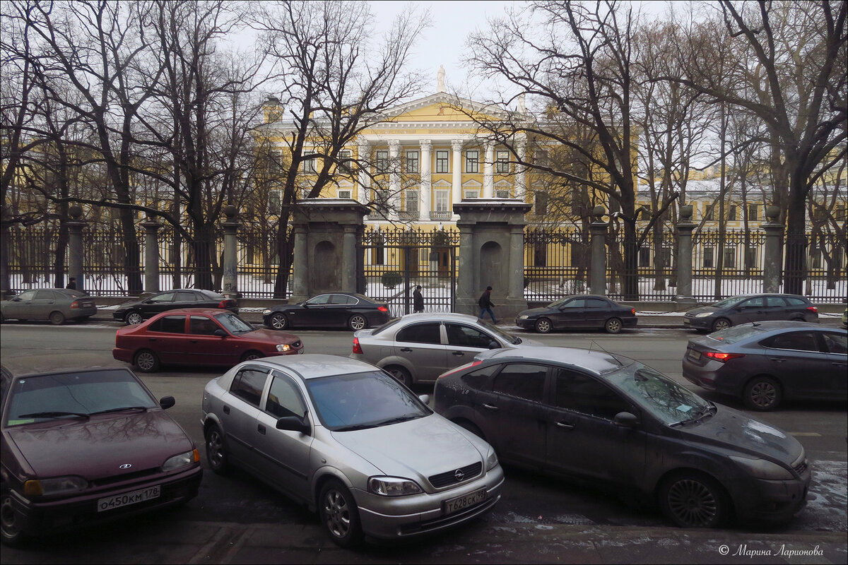 Парадный фасад со стороны Садовой улицы (от Апраксина двора)