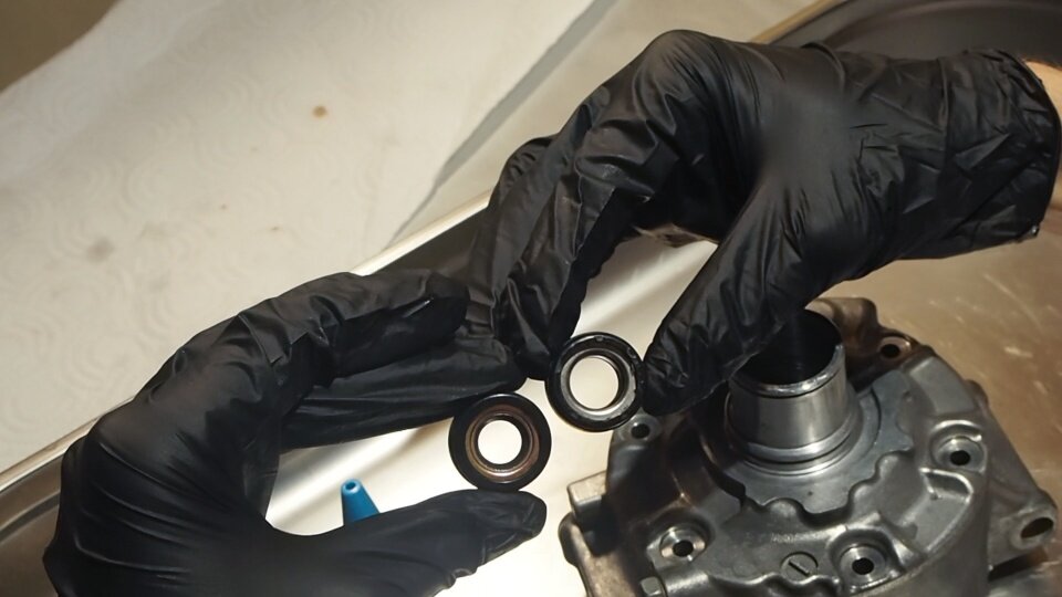 Старый и новый сальники, слева новый.