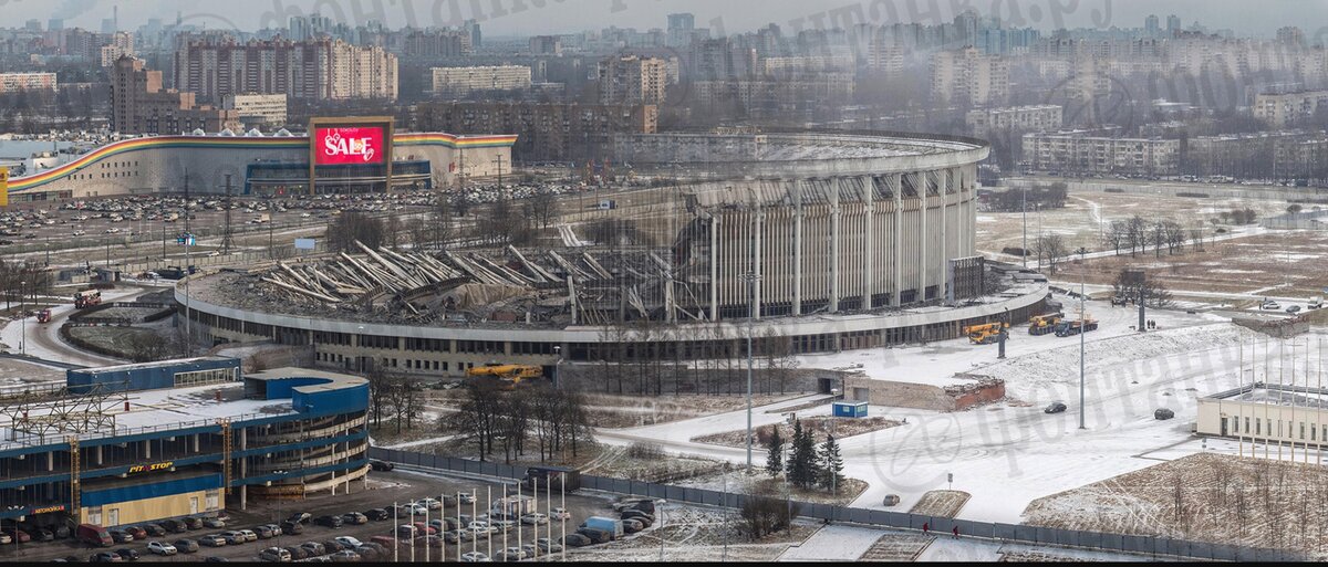  31-го января сносят здание Спортивно-концертного комплекса «Петербургский». На его месте концессионер собирается построить самую крупную ледовую арену мира. В процессе демонтажа произошло обрушение. Есть погибший."Фонтанка" показывает происходящее.