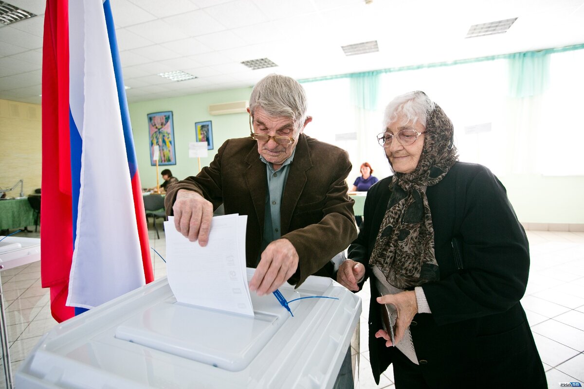 Пенсионеры на выборах. Пенсионеры голосуют. Выборы фото. Бабушка голосует.