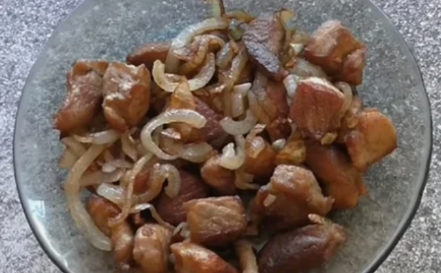 Быстро пожаренная свинина с луком - источник Яндекс.Картинки