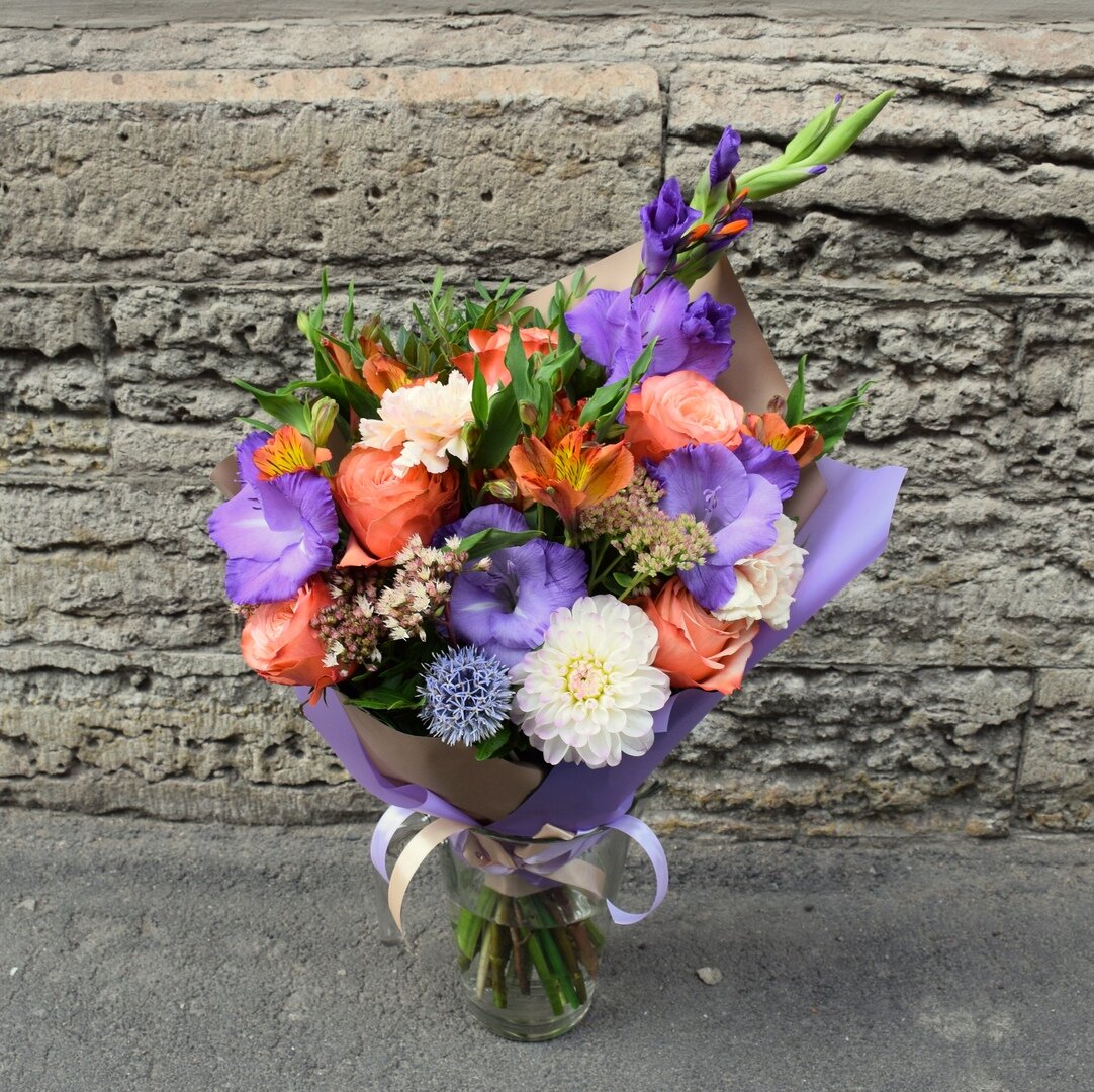 Букет из роз, альстромерий, георгинов, седлам и гладиолусов