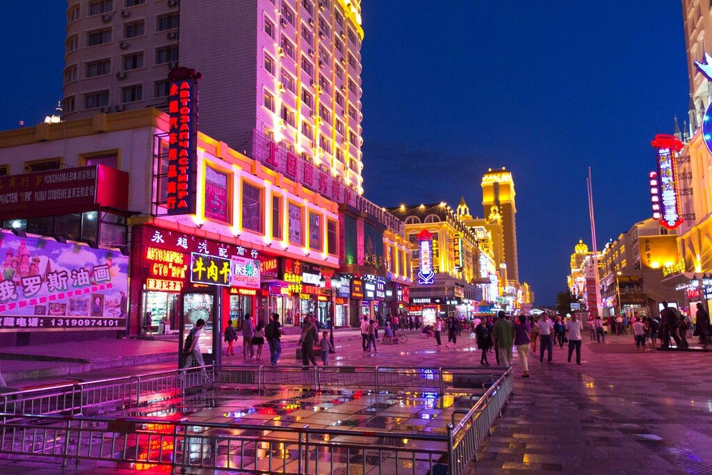 В Манчьжурии очень много магазинов с смешным название вроде "Света Шуба" или "Максим связь" и т.д.