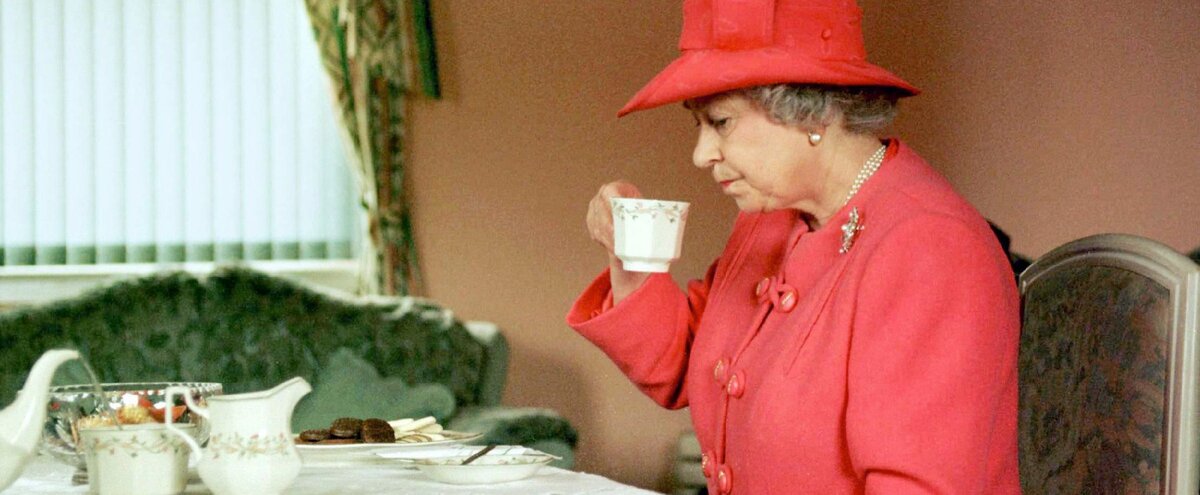 Елизавета II за утренней чашкой чая