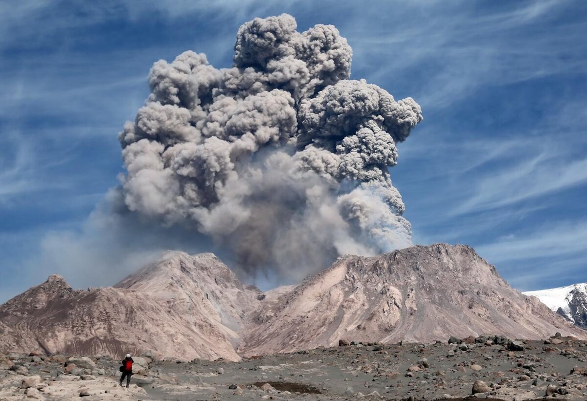 А это мощный пепловый выброс, заснятый той же группой в августе 2019.