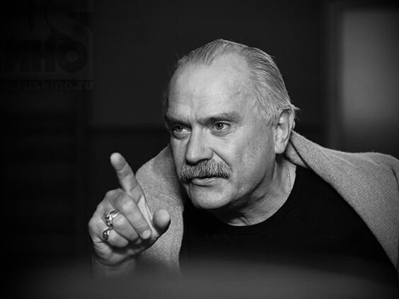 Н.С.Михалков может заставить артиста пройти строевую подготовку, месяц жить без гаджетов в палатке и т.д. И штрафов его боятся, как огня. Фото - subscribe.ru